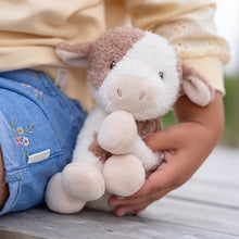 Lade das Bild in den Galerie-Viewer, KUSCHELTIER KUH 17 CM - LITTLE FARM - LITTLE DUTCH