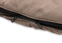 Lade das Bild in den Galerie-Viewer, Fußsack GRUPPE 0+ 3/5 PUNKTE- EMBOSSED - MILKY COFFEE