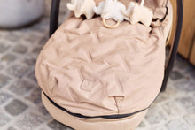 Lade das Bild in den Galerie-Viewer, Fußsack GRUPPE 0+ 3/5 PUNKTE- EMBOSSED - MILKY COFFEE