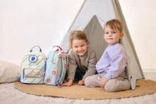 Lade das Bild in den Galerie-Viewer, KINDERGARTENRUCKSACK SQUARE - HAPPY TRAILS / BLUME