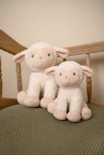 Lade das Bild in den Galerie-Viewer, KUSCHELTIER SCHAF 17 CM- LITTLE FARM