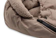 Lade das Bild in den Galerie-Viewer, Fußsack GRUPPE 0+ 3/5 PUNKTE- EMBOSSED - MILKY COFFEE
