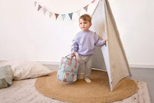 Lade das Bild in den Galerie-Viewer, KINDERGARTENRUCKSACK SQUARE - HAPPY TRAILS / BLUME

