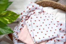 Lade das Bild in den Galerie-Viewer, SWADDLE L - LITTLE FOREST POWDER PINK - 3 STÜCK 85 x 85 cm
