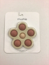 Lade das Bild in den Galerie-Viewer, MUSHIE - Druck Blume rose / sand
