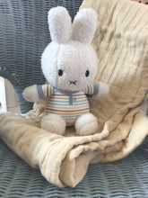 Lade das Bild in den Galerie-Viewer, KUSCHELTIR - VINTAGE SUNNY STRIPES - 25 CM MIFFY
