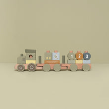 Lade das Bild in den Galerie-Viewer, ZUG MIT STECKFORMEN TRAKTOR - LITTLE FARM
